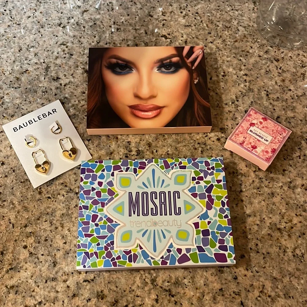 NIB - Ipsy Membership Bundle - Eyeshadow Pallets - Blush & Bauble Bar Earrings